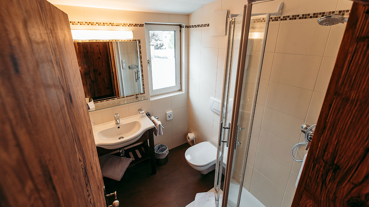 mi-vida-hotel-kanzler-ausseerland-einzelzimmer-badezimmer-dusche