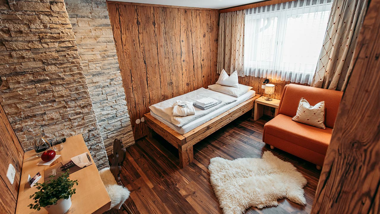 mi-vida-hotel-kanzler-steiermark-krungl-einzelzimmer-holz-bett-stuhl-tisch