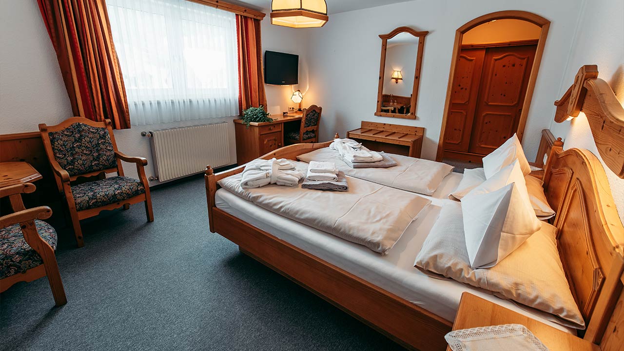 mi-vida-hotel-bad-mitterndorf-ausseerland-zimmer-bett-traweng