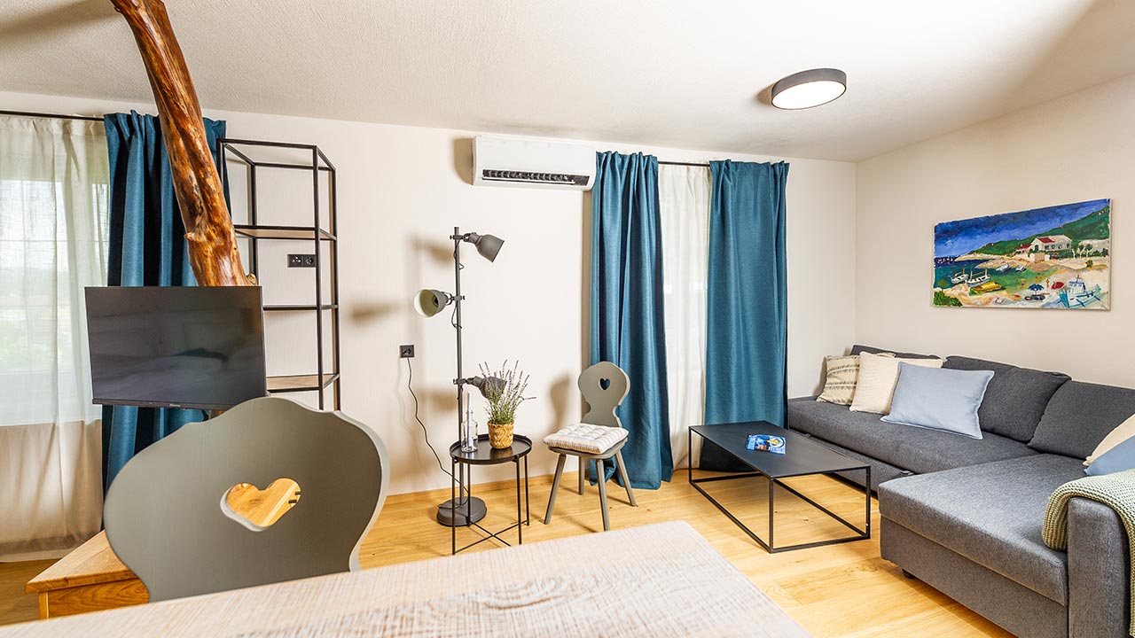 mi-vida-apartment-winzerkajüten-wohnbereich-sofa-tv-sitzecke-urlaub-österreich-gamlitz