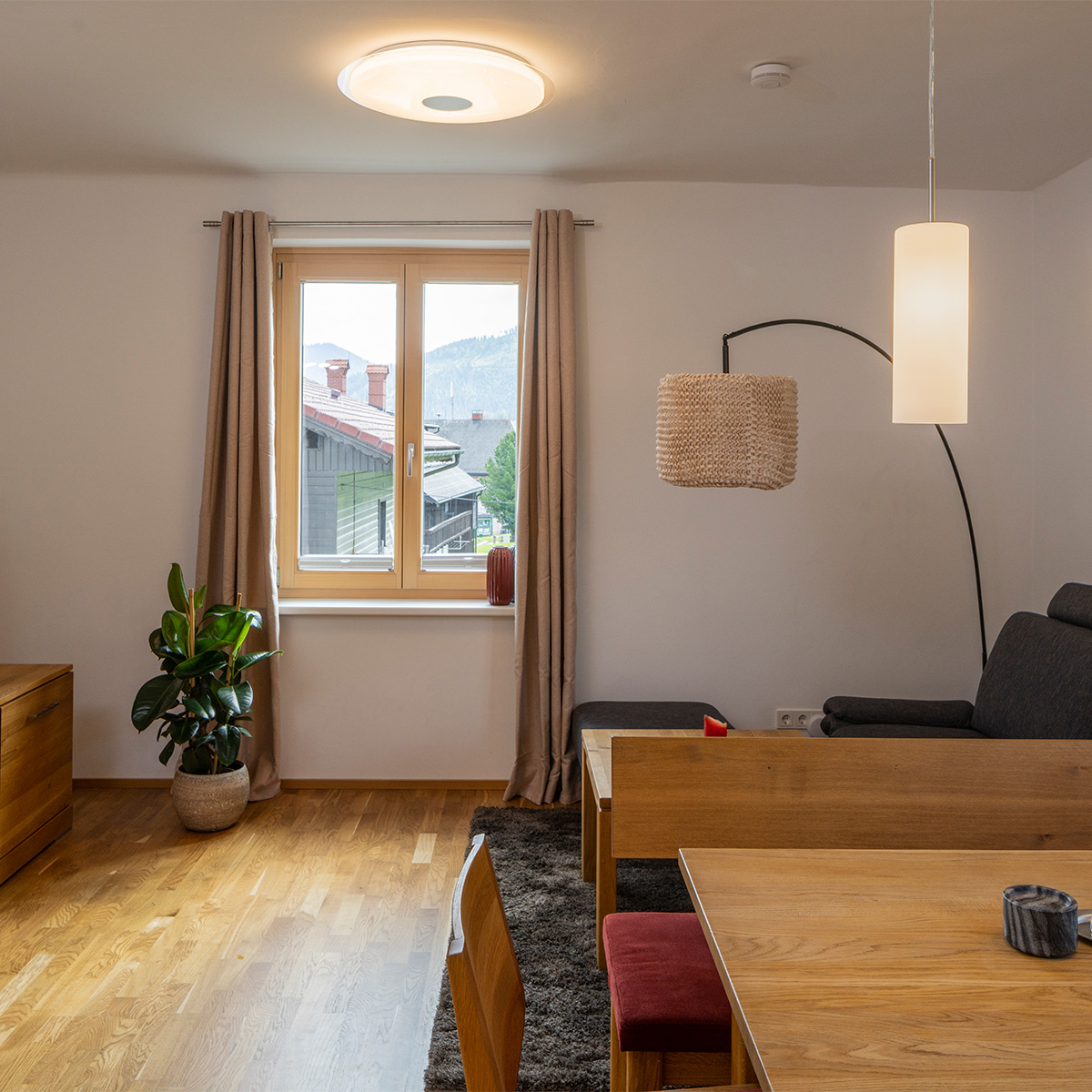 mi-vida-apartment-hohentauern-zum-arber-murtal-wohnzimmer-esstisch
