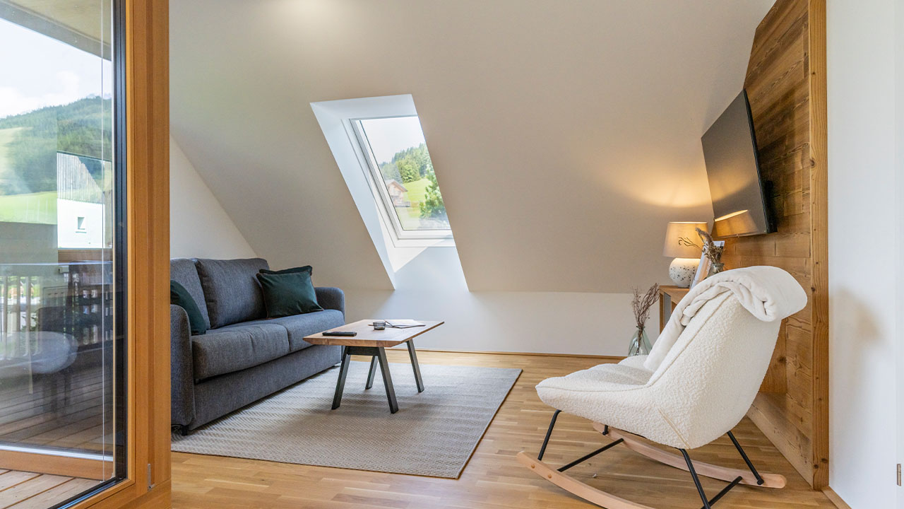 apartment-am-dorfplatzl-mi-vida-urlaub-steiermark-wohnzimmer-balkon-ausblick-tv