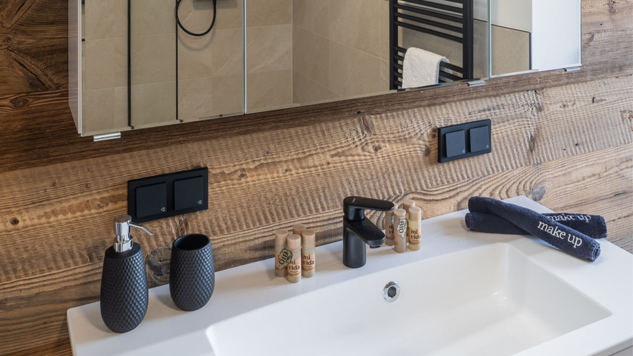 mi-vida-apartment-rivervista-badezimmer-spiegel-waschbecken