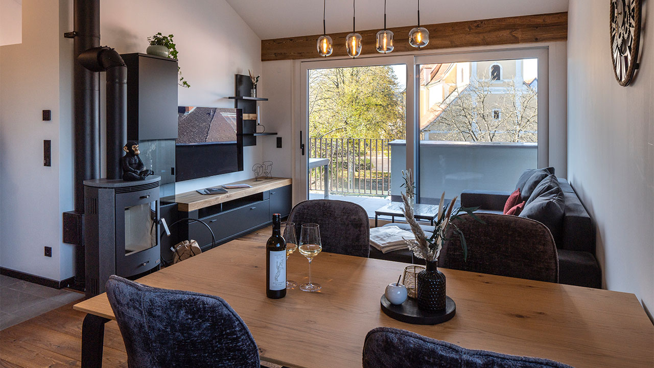 mi-vida-rivervista-apartment-penthouse-breeze-wohnbereich-kamin-tv-esstisch
