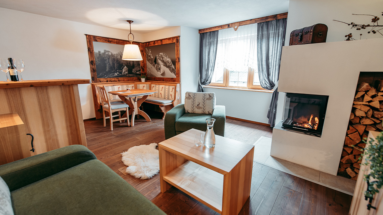 mi-vida-hotel-kanzler-familienzimmer-dachstein-kamin-wohnzimmer