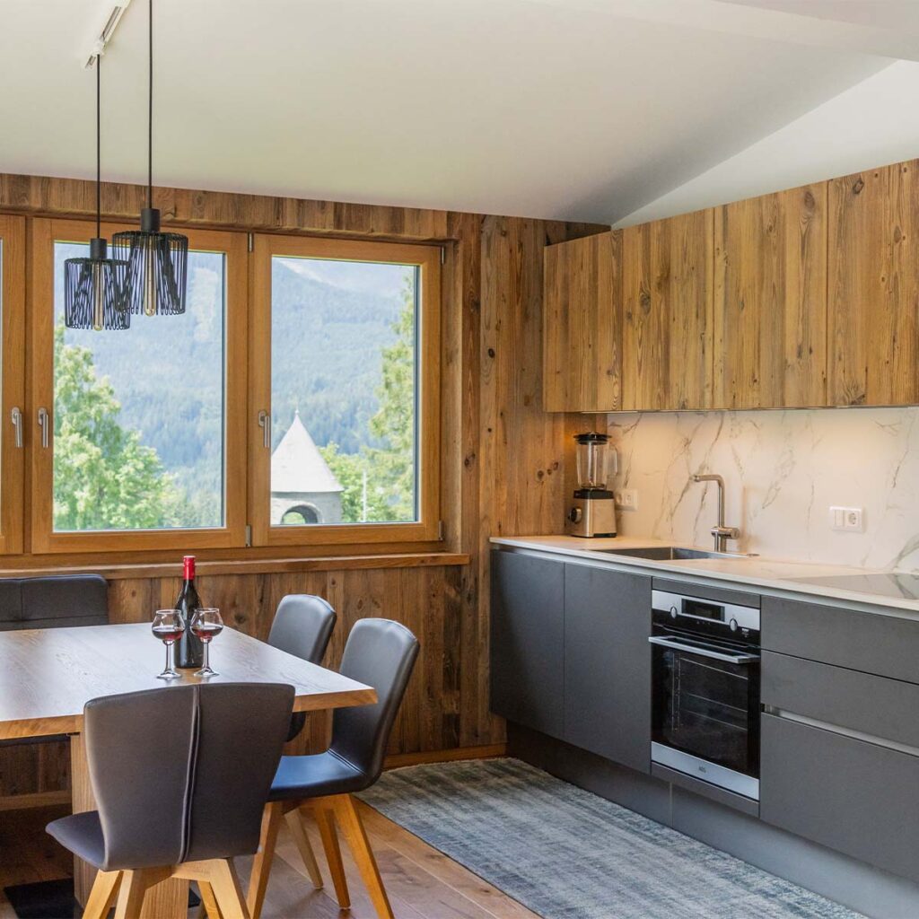 mi-vida-premium-apartment-tauernblick-küche-esstisch-fenster-aussicht-bergblick-hohentauern
