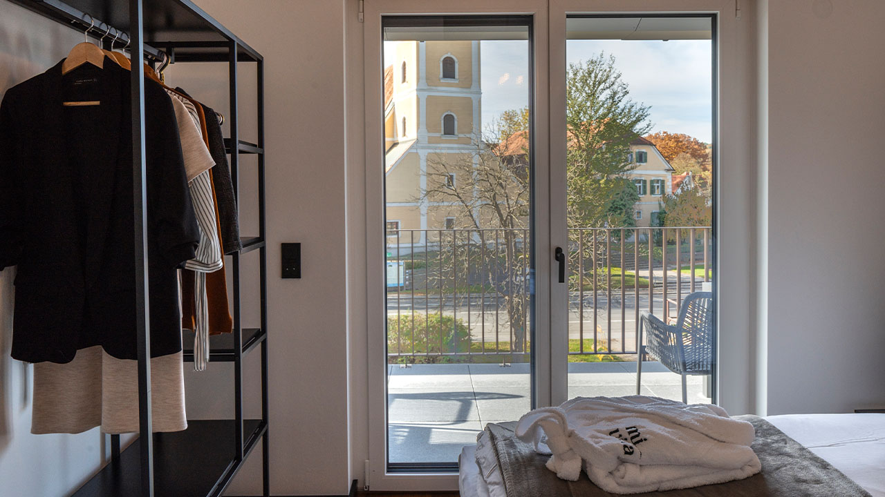 mi-vida-urlaub-steiermark-apartment-rivervista-schlafzimmer-balkon-ausssicht-kleiderschrank
