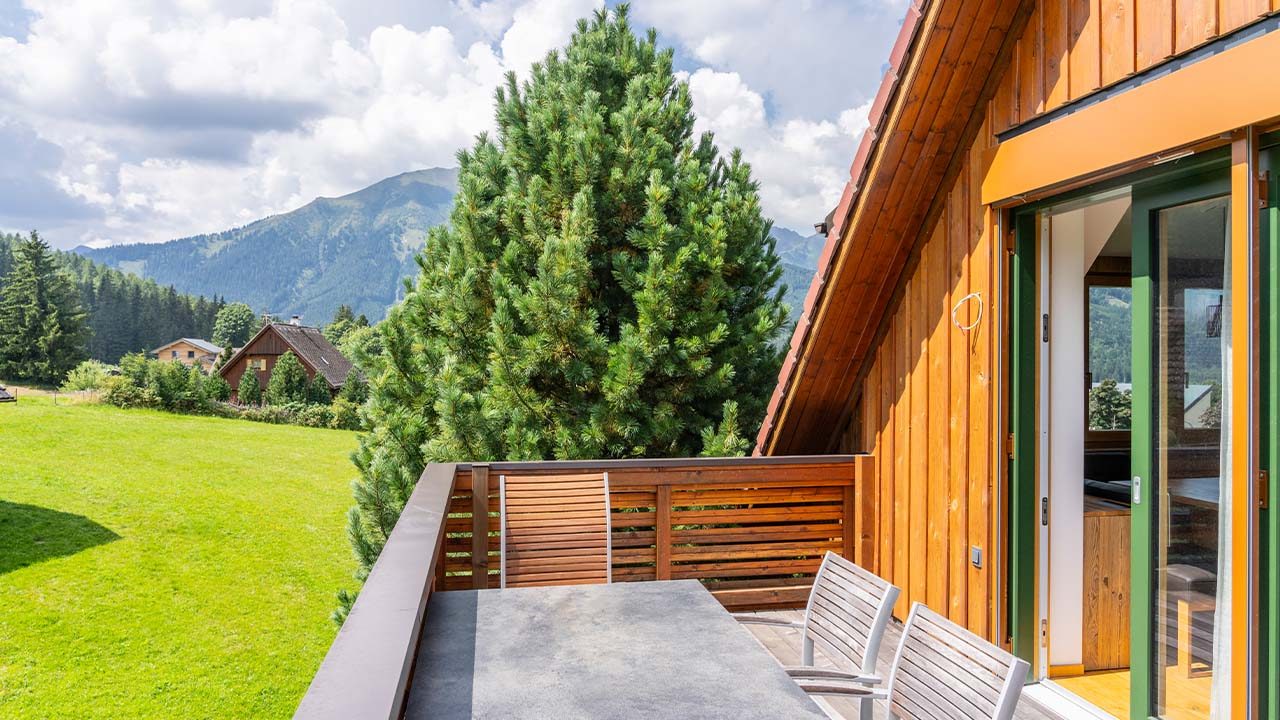 tauernblick-premium-apartment-ausblick-berge-landschaft-hohentauern-balkon-privat-urlaub