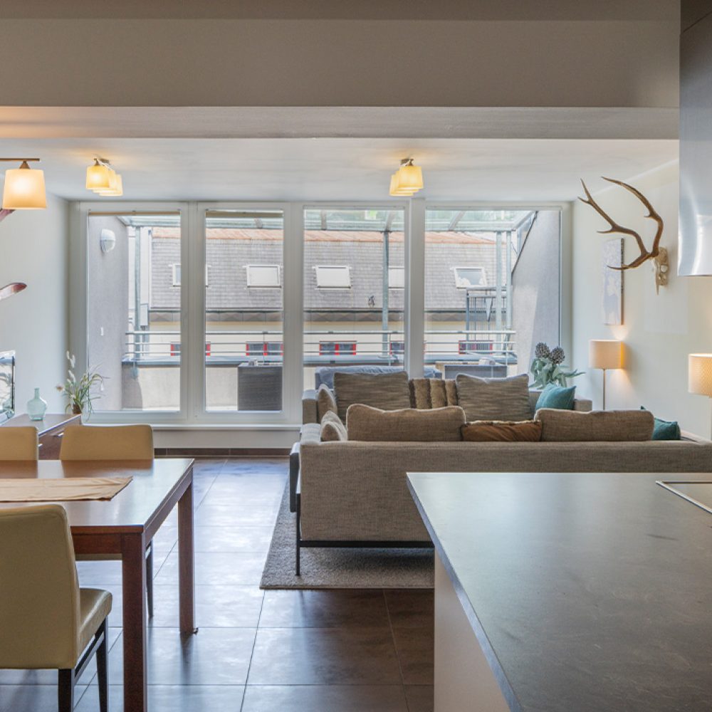 mi-vida-apartment-bergwies-wohnbereich-küche-essbereich-balkon-ausblick-dorf-schladming